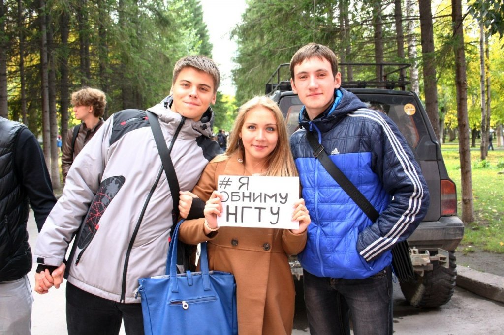 Новосибирские студенты обняли свои университеты 3.jpg